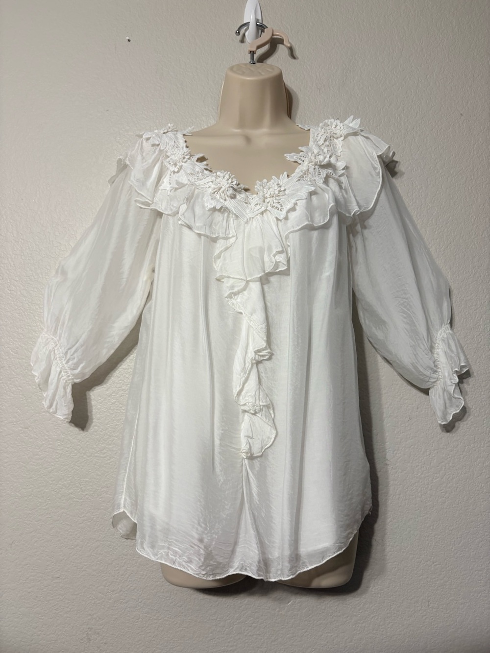 White silk made in Italy blouse. 3D flowers at v‎ neckline. Ruffle front Lined S